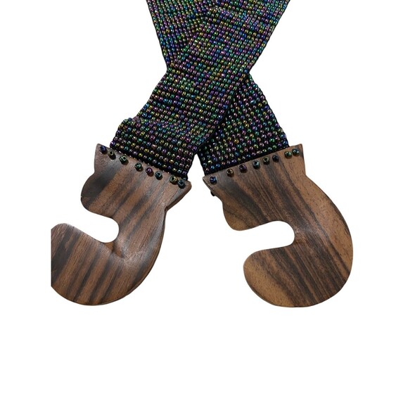 Beaded Stretch Belt With Wood Closure - Picture 4 of 5